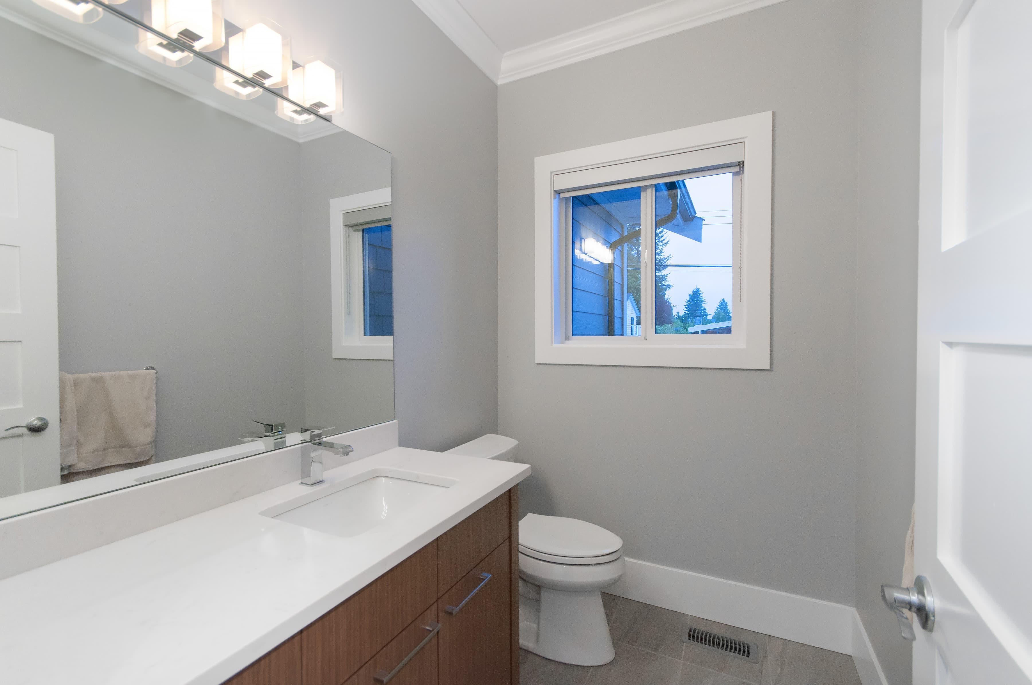 Victoria Spa Bath in White Quartz