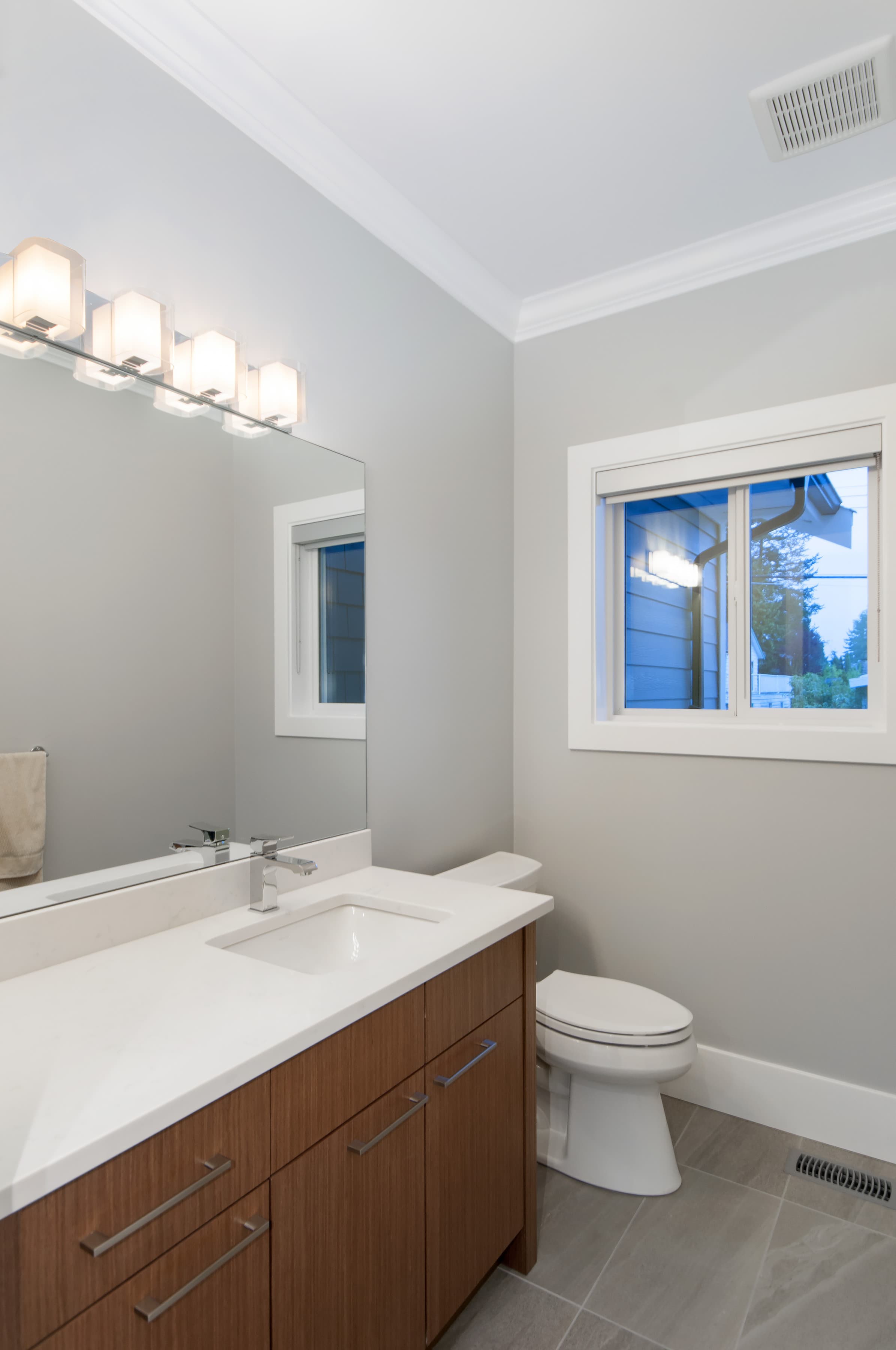 Victoria Spa Bath in White Quartz project photo 2