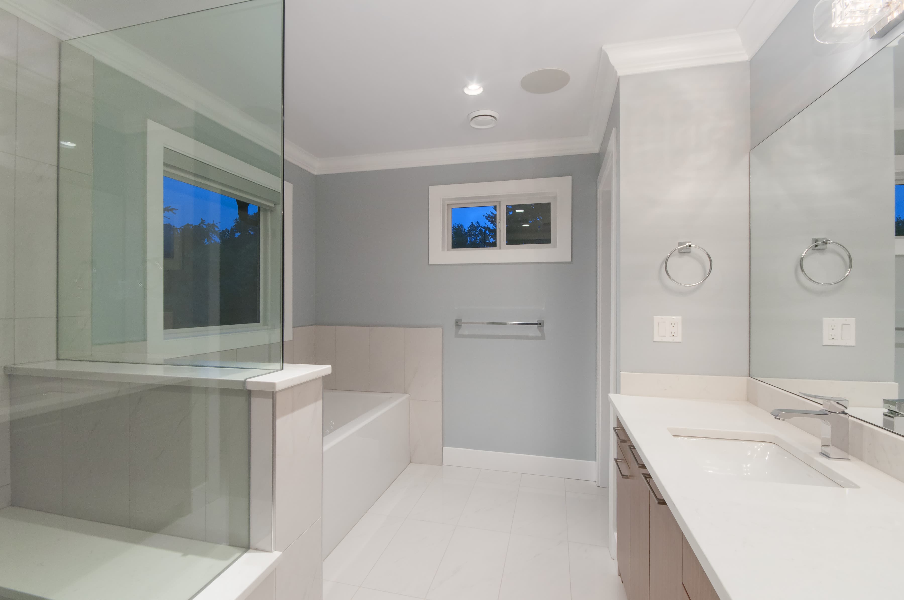 Victoria Spa Bath in White Quartz project photo 4